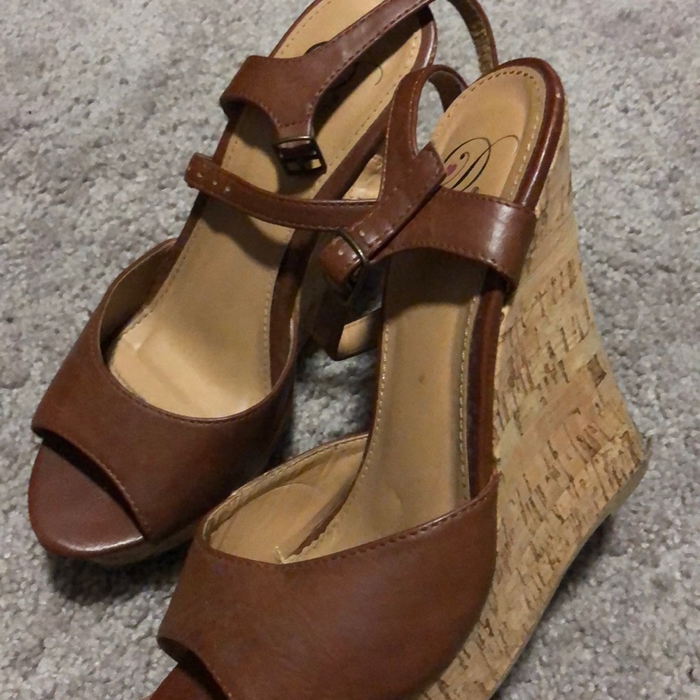 Strapped wedges